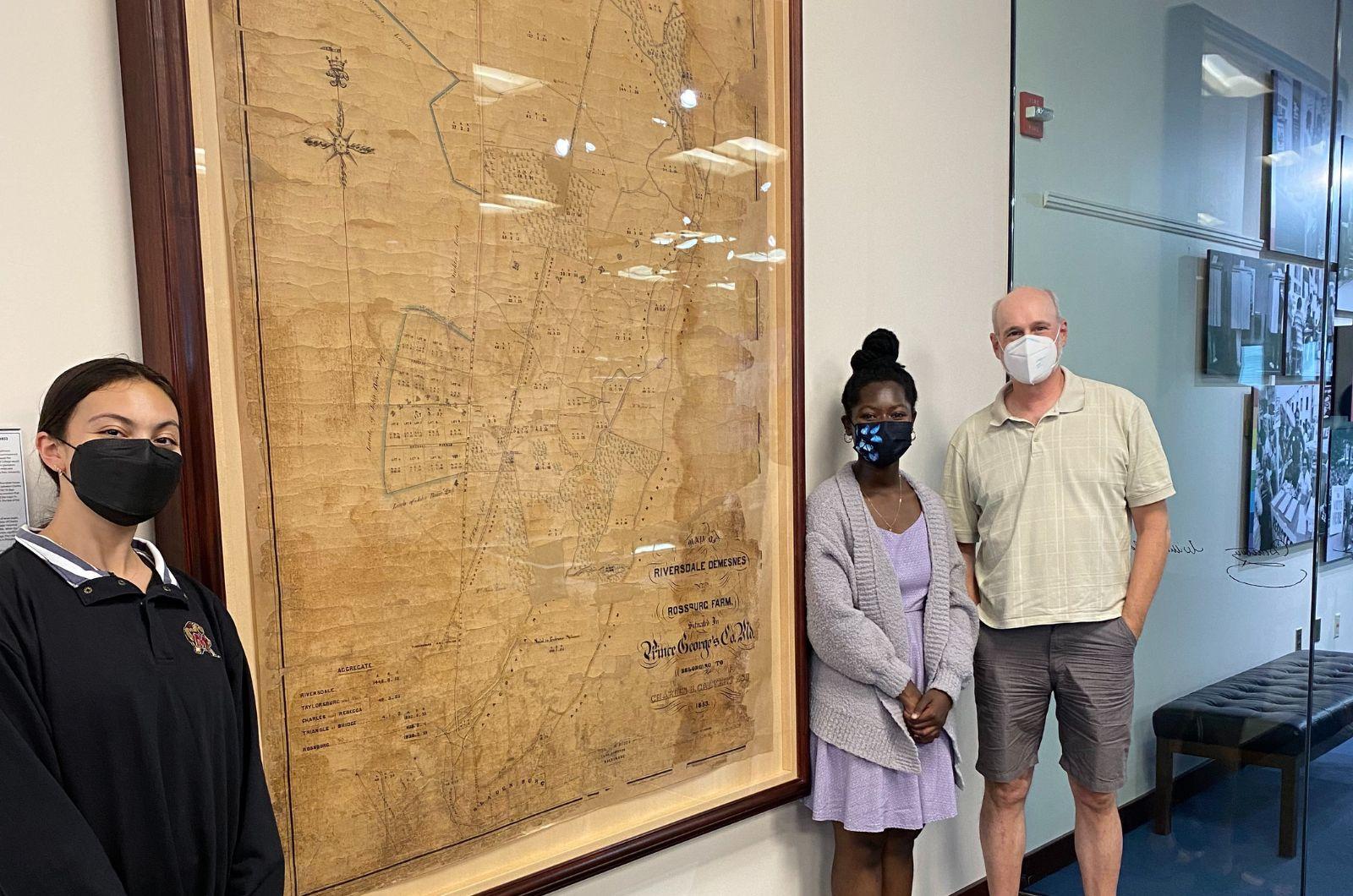 2022 SRI scholars and faculty mentor pose in front of historical map of Riversdale